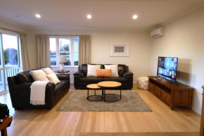 Cozy Family Home 10min to Airport and Pet friendly